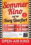 Das Bild ist ein farbenfrohes Plakat, das für das „Sommer Kino auf der Burg Querfurt“ wirbt. Die Gestaltung erinnert an eine Filmrolle, mit schwarzen Streifen und weißen Quadraten an den Seiten, die wie die Perforation eines analogen Filmstreifens wirken.