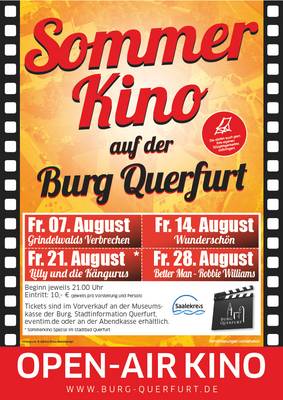 Das Bild ist ein farbenfrohes Plakat, das für das „Sommer Kino auf der Burg Querfurt“ wirbt. Die Gestaltung erinnert an eine Filmrolle, mit schwarzen Streifen und weißen Quadraten an den Seiten, die wie die Perforation eines analogen Filmstreifens wirken.